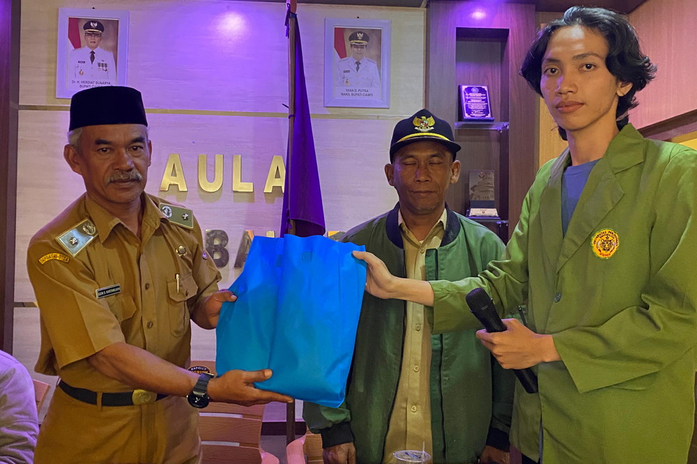 KEDATANGAN MAHASISWA KKN DARI UNIVERSITAS PERJUANGAN TASIKMALAYA DISAMBUT HANGAT DI DESA BAHARA