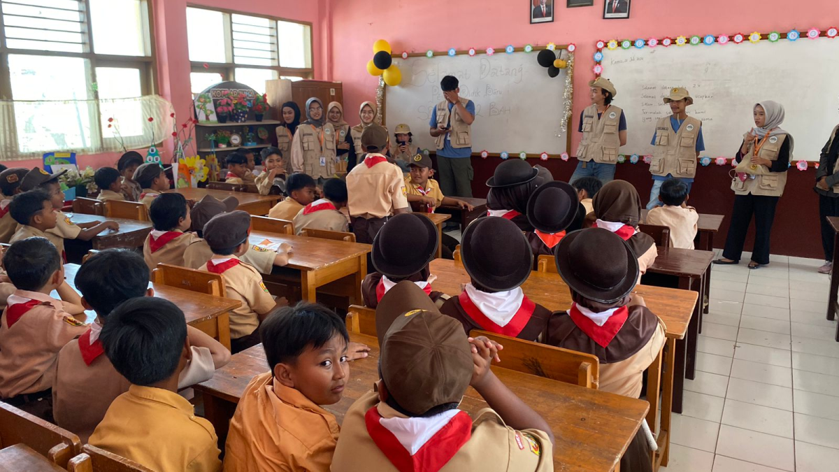 MAHASISWA KKN UNIVERSITAS PERJUANGAN GELAR PELATIHAN KEPRAMUKAAN DI SDN 1 BAHARA DAN SDN 2 BAHARA