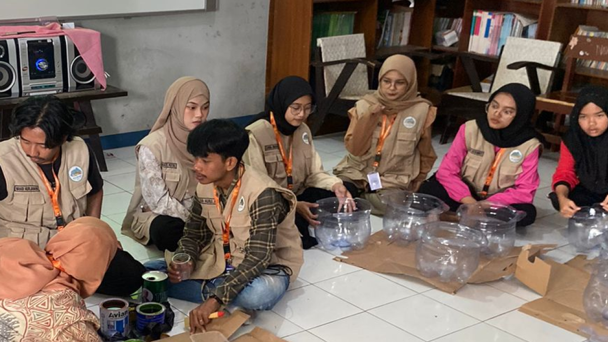 SDN 1 BAHARA GELAR KEGIATAN KERAJINAN POT BUNGA DARI DAUR ULANG GALON BEKAS