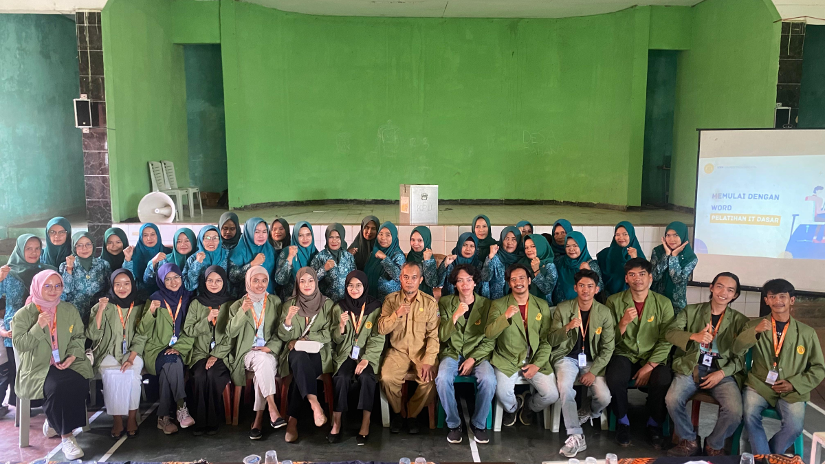 PELATIHAN IT DASAR UNTUK IBU-IBU PKK DESA BAHARA.