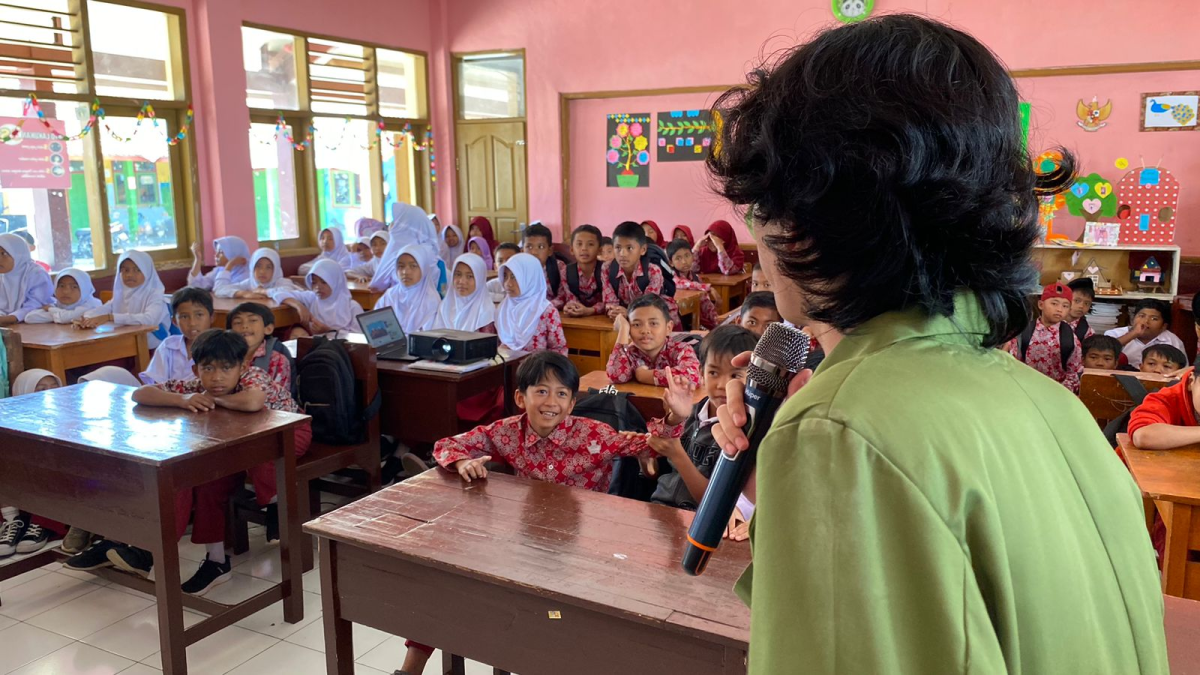 MAHASISWA KKN UNIVERSITAS PERJUANGAN MENGADAKAN PELATIHAN EDUKASI GADGET DI SDN 1 BAHARA DAN SDN 2 BAHARA