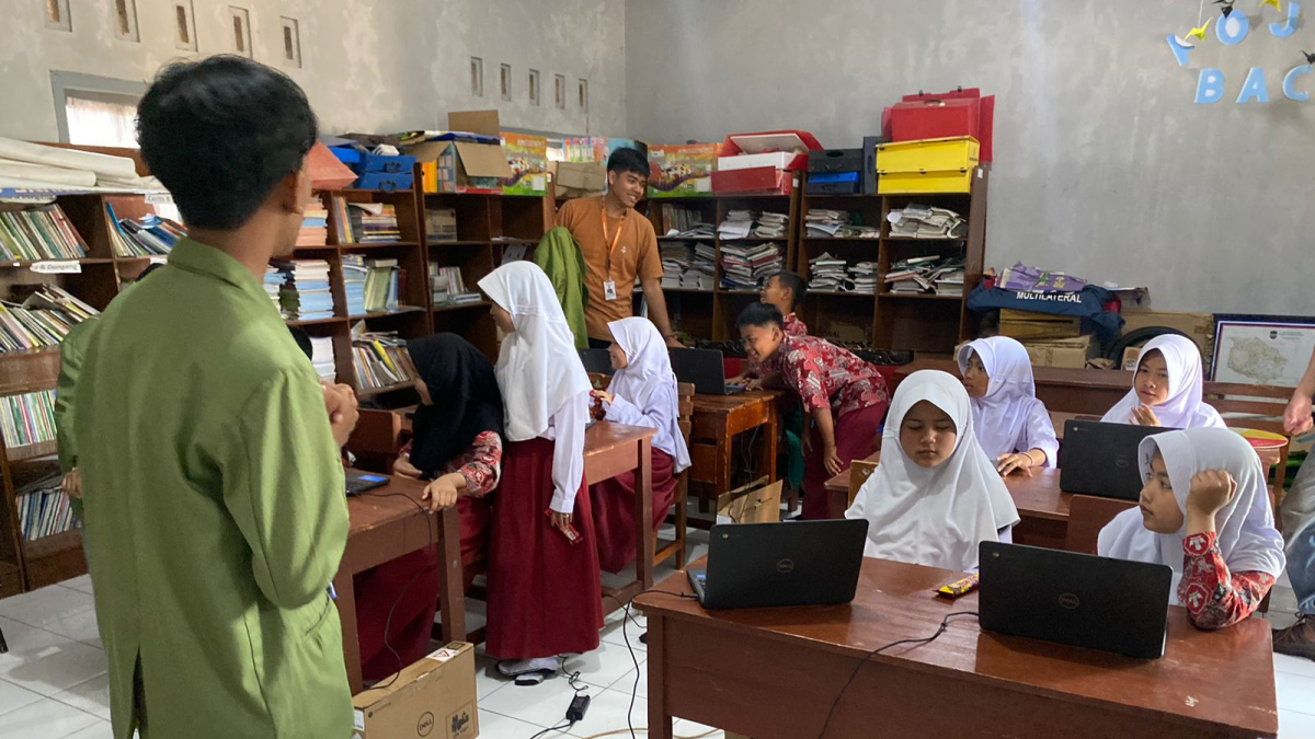 MAHASISWA KKN UNIVERSITAS PERJUANGAN GELAR PELATIHAN  CHROMEBOOK UNTUK PERSIAPAN ANBK DI SDN 1 BAHARA.