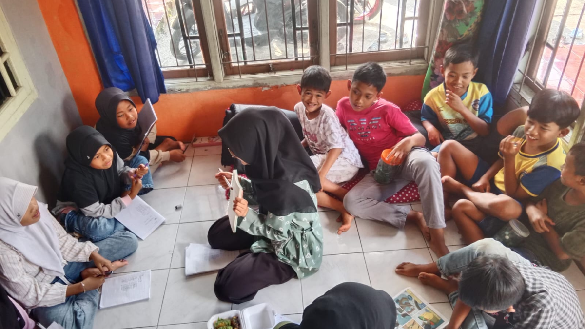 MAHASISWA KKN UNIVERSITAS PERJUANGAN TASIKMALAYA ADAKAN LES BACA TULIS DAN BAHASA INGGRIS DI DESA BAHARA